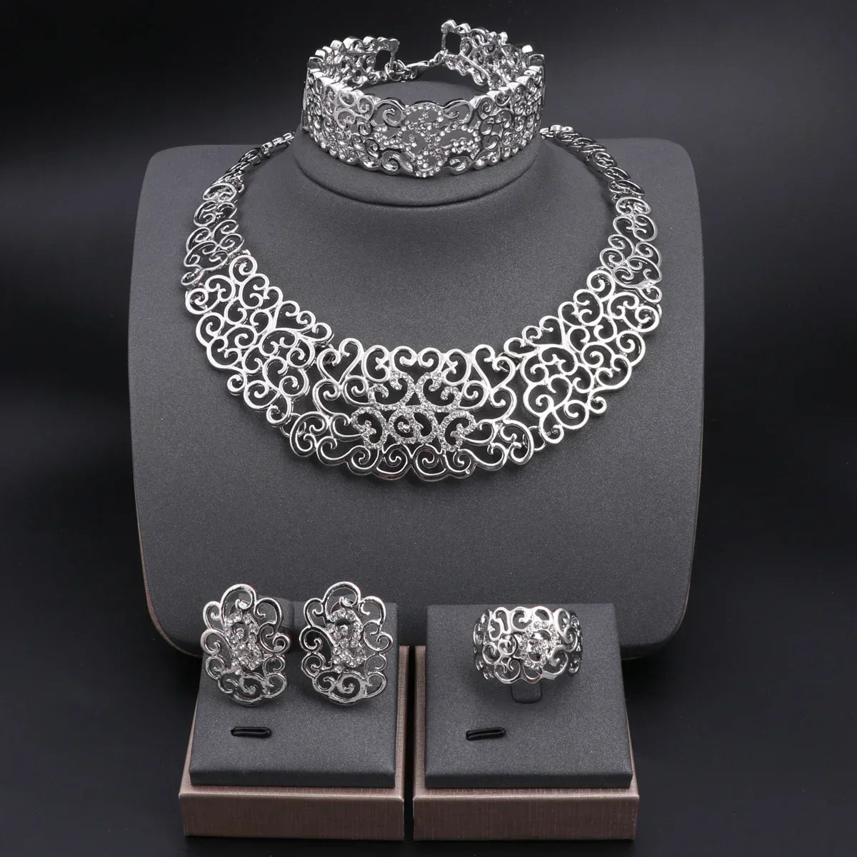 Set de Joyas con Collar, Aretes, Anillo y Pulsera – Plateado